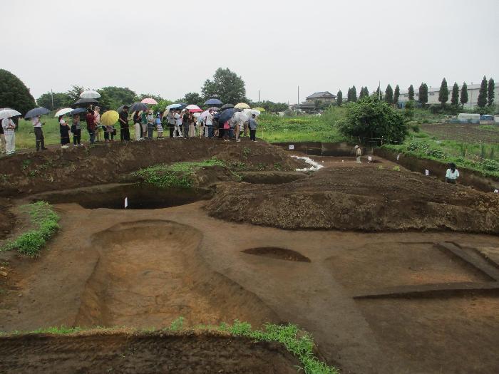 石山南遺跡・石山南古墳群の現地説明会の様子
