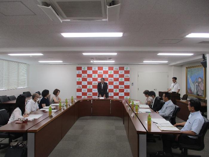 伊勢崎市行政改革推進及び行政評価市民委員会委員委嘱式で挨拶する市長