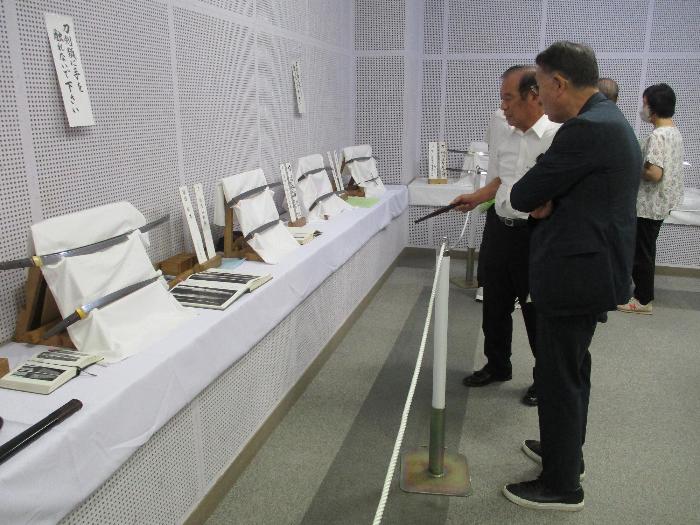 刀剣展示を視察する市長