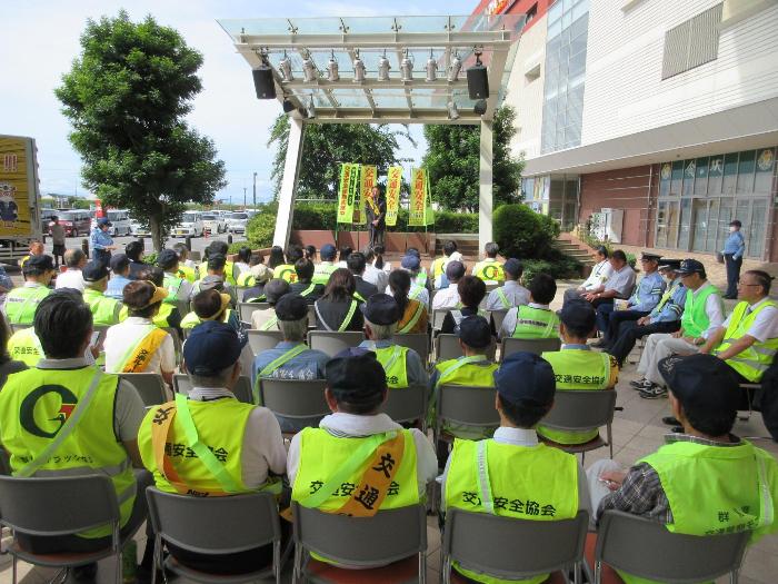 秋の全国交通安全運動出動式で挨拶する市長