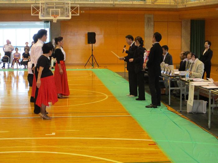 群馬県社交ダンスカーニバルinいせさきの表彰式の様子