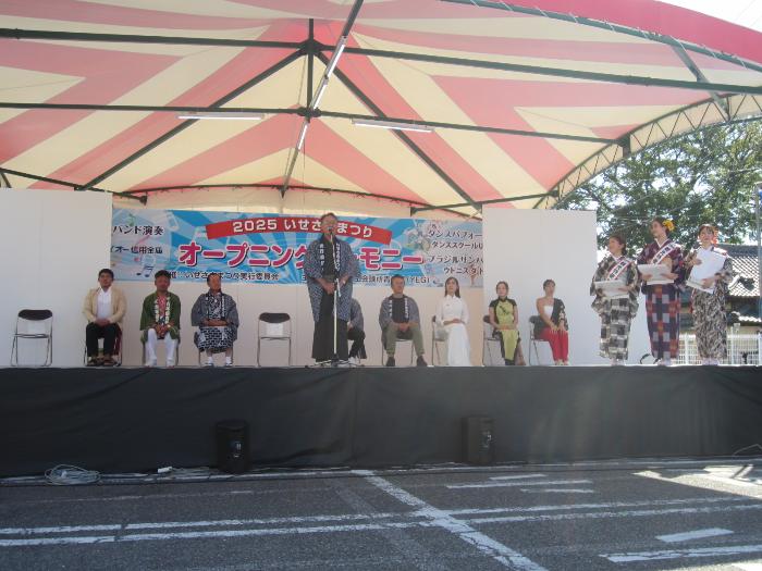 いせさきまつりオープニングセレモニーで挨拶する市長