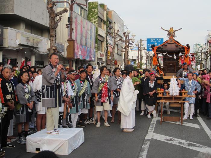 百人みこし前に挨拶する市長