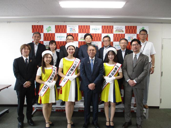 観光特使ひまわり就任挨拶での集合写真