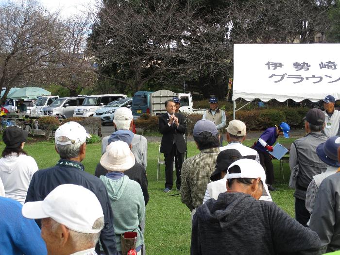 第20回伊勢崎市長杯グラウンドゴルフ大会で挨拶する市長