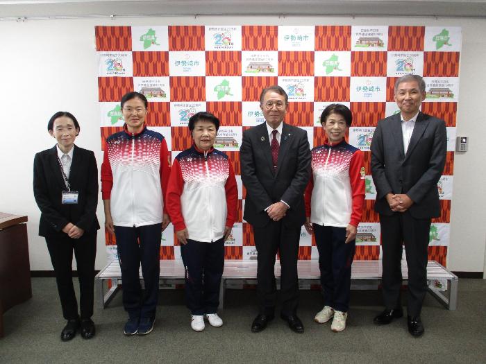 ねんりんピックはばたけ鳥取2024出場者壮行会での集合写真