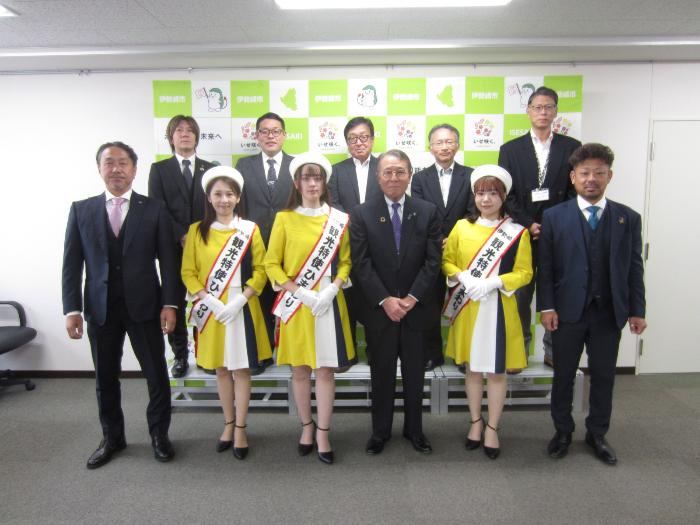 観光特使ひまわり表敬訪問での集合写真