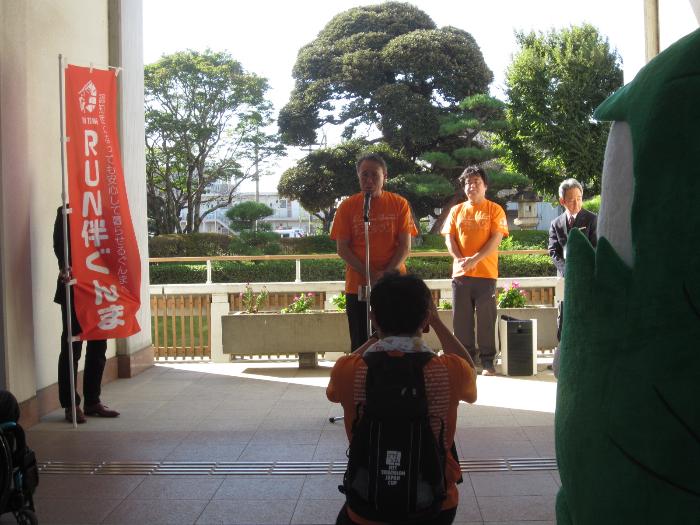 RUN伴ぐんま2025伊勢崎エリア開会式で挨拶する市長