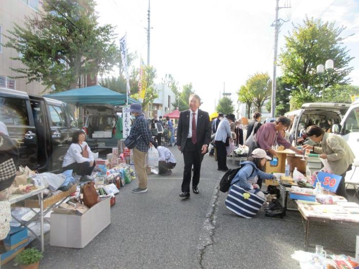 軽トラ朝市を視察する市長