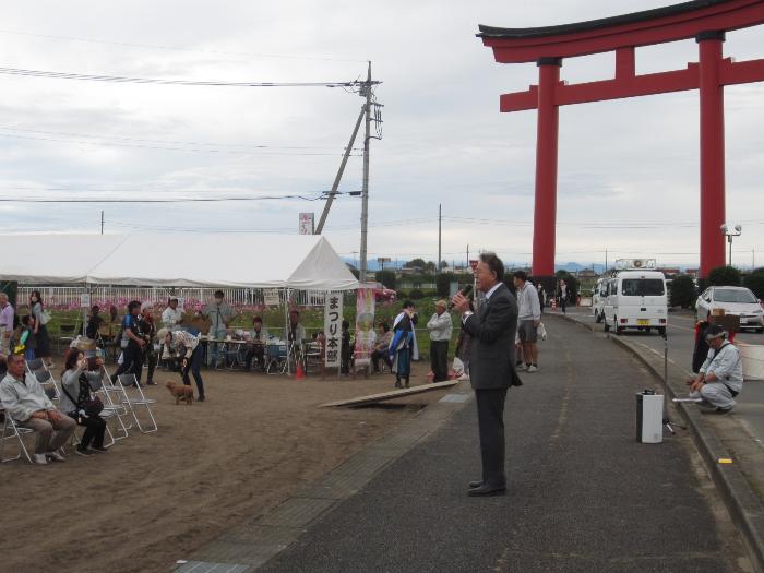 第24回小泉コスモスまつりで挨拶する市長