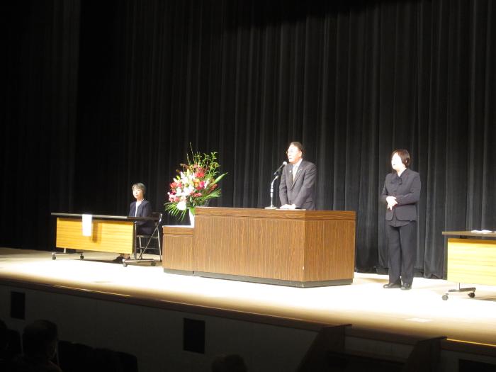 伊勢崎市男女共同参画講演会で挨拶する市長