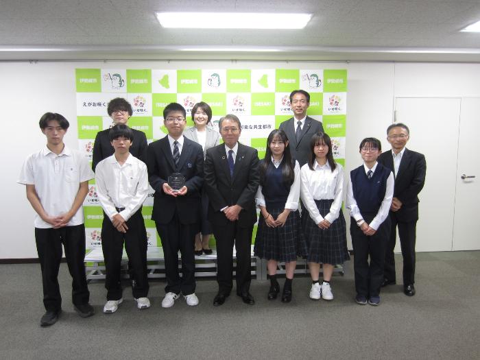 伊勢崎高等学校の市長表敬訪問における集合写真