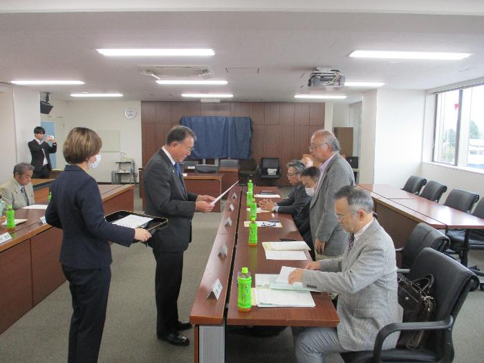 伊勢崎市水質に関する検討委員会委嘱状交付式で委嘱状を交付する市長