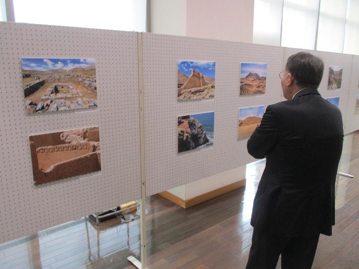 偉大なインカの道展覧会を視察する市長