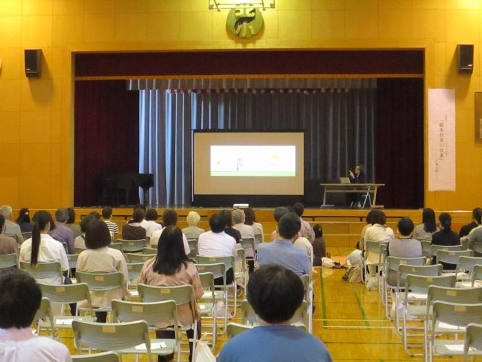 図書館フェスティバルで講演する三浦太郎さん