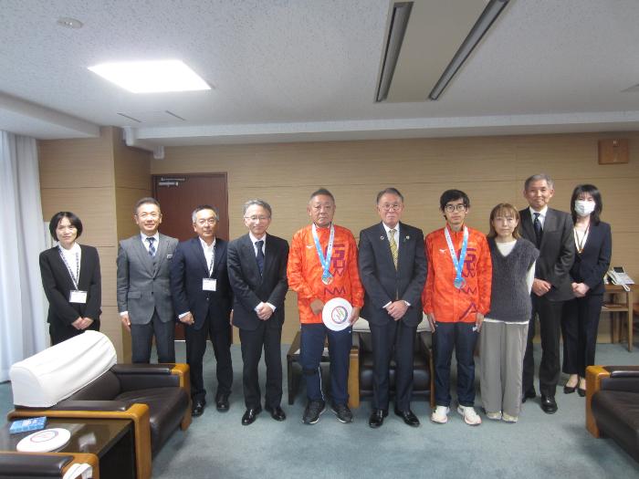 第24回全国障害者スポーツ大会入賞者の表敬訪問での集合写真