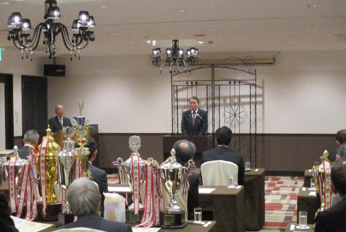 第69回伊勢崎菊花大会表彰状授与式で挨拶する市長