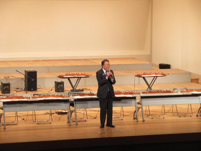 伊勢崎市文化協会第3期事業音楽部門市民音楽祭で挨拶する市長