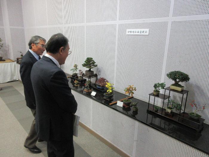 伊勢崎市文化協会第3期事業自然部門総合展を視察する市長