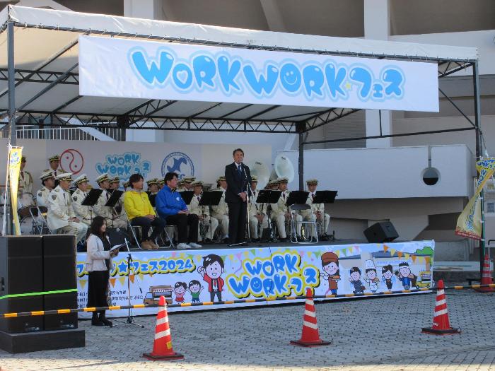 workworkフェス2024で挨拶する市長