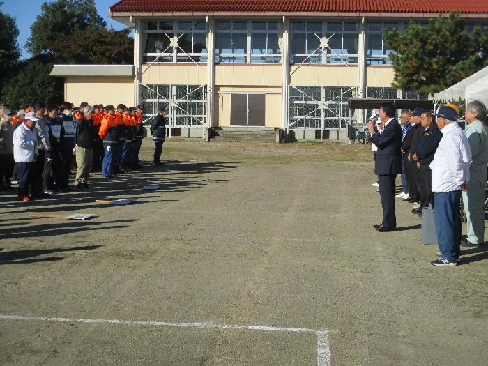 島村地区自主防災組織訓練で挨拶する市長