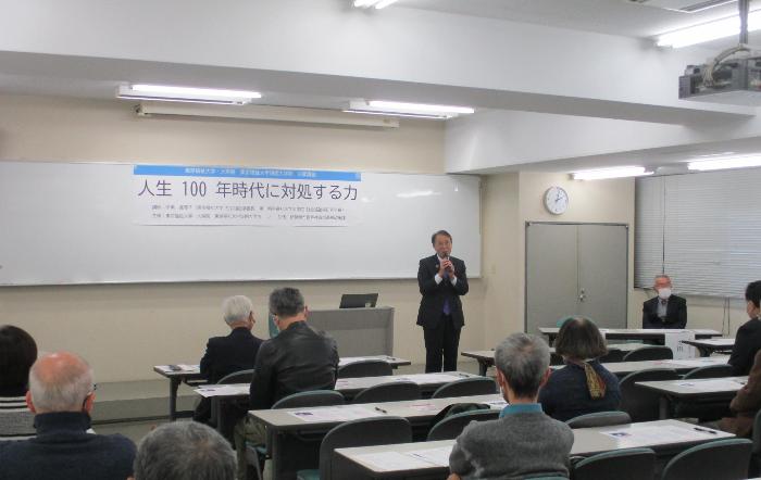 東京福祉大学・伊勢崎市連携公開講座で挨拶する市長