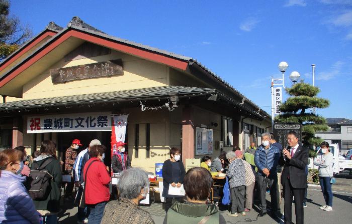 第32回豊城町文化祭で挨拶する市長