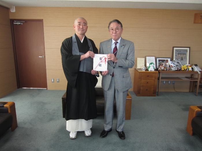 伊勢崎市佛教会から目録を贈呈される市長