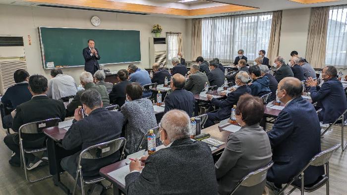 境地区区長会懇談会で挨拶をする市長