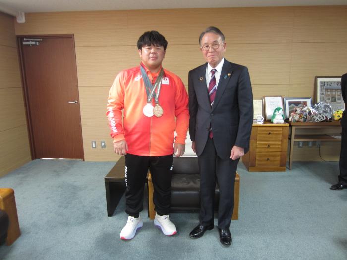 デフリンピックに出場した高橋選手(左)と市長