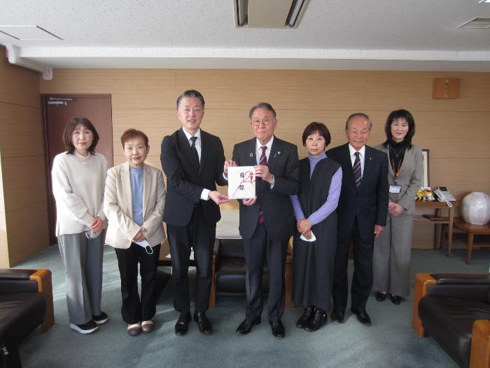 立正佼成会高崎教会から目録を受け取る市長