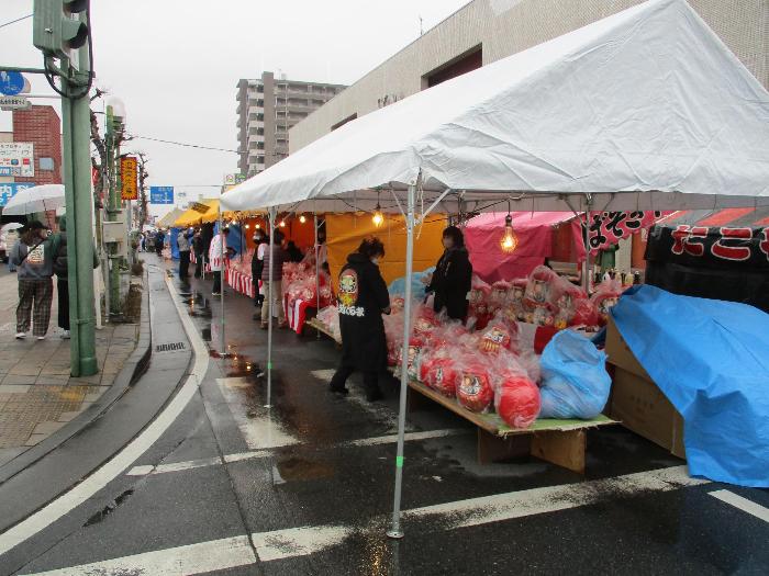 本町通りで開催された初市の様子