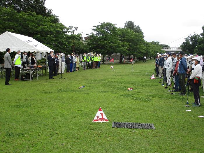 伊勢崎市老人クラブ連合会第18回グラウンドゴルフ大会開会式あいさつの様子