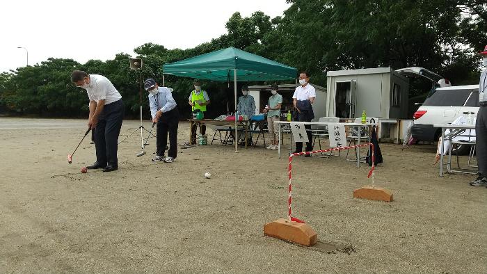 伊勢崎市老人クラブ連合会主催ゲートボール大会での打球式の様子