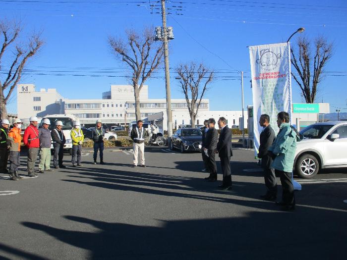 伊勢崎造園協会による北部環状線清掃活動での市長挨拶の様子