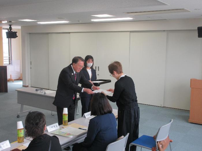 人権教育・啓発の推進に関する伊勢崎市基本計画推進協議会委員委嘱状交付式の様子