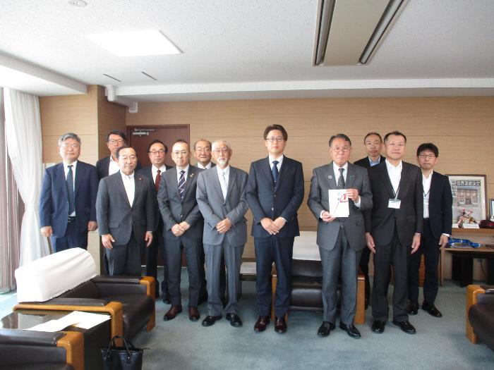 伊勢崎測量設計業協同組合能登義援金寄附来庁の様子
