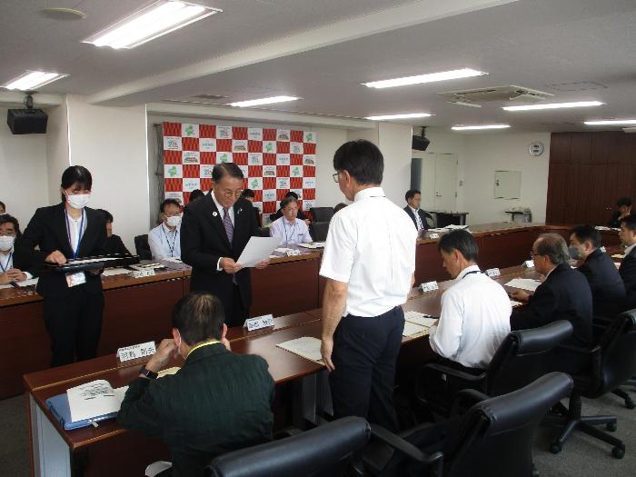 要保護児童対策地域協議会委嘱状交付式の様子