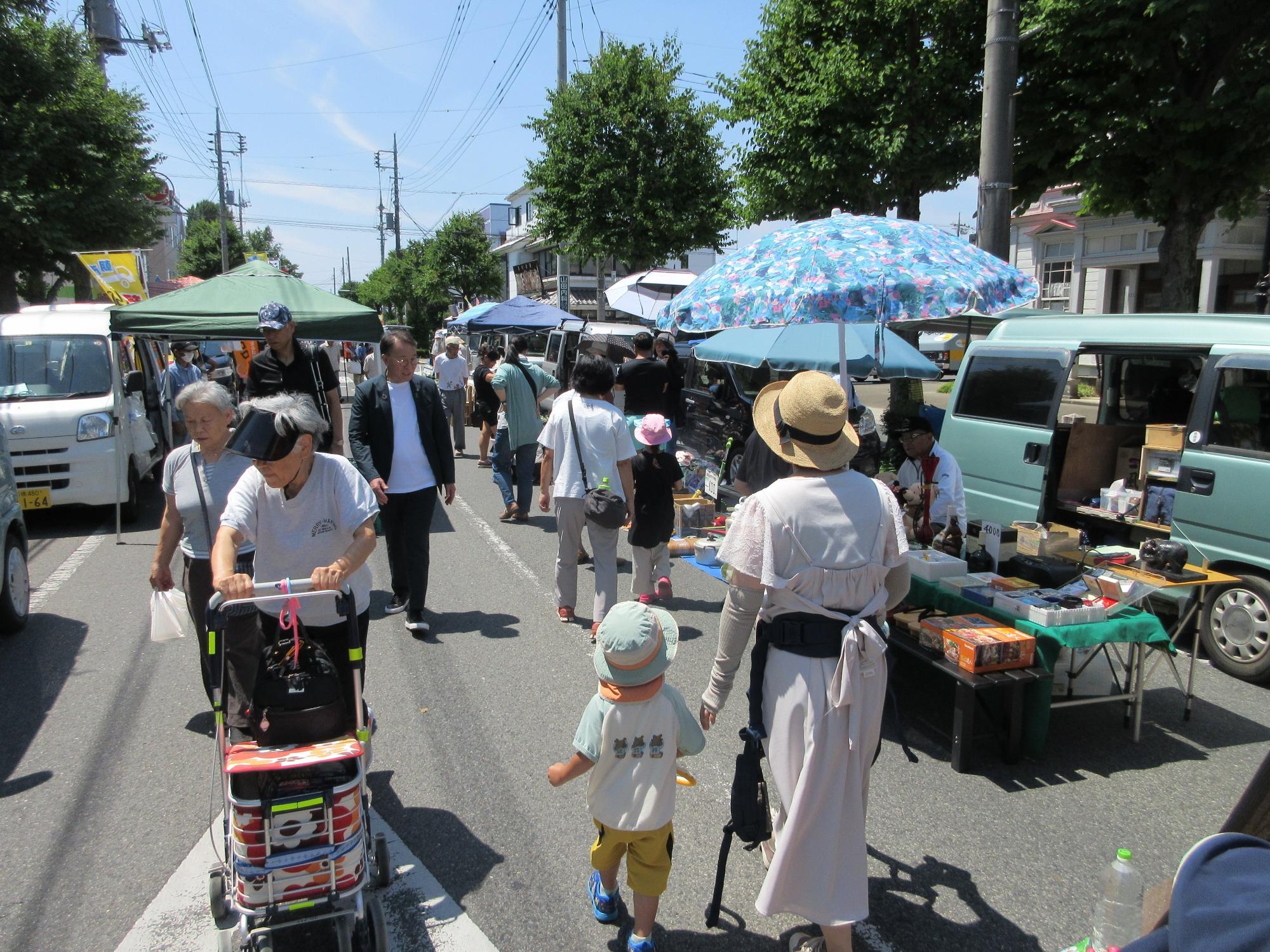いせさき軽トラ朝市の様子