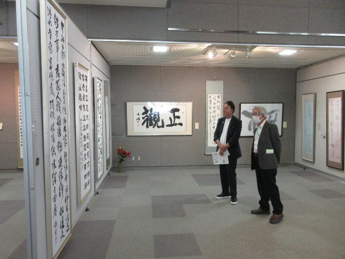 伊勢崎市書道協会第9回役員展並びに選抜作家展の様子