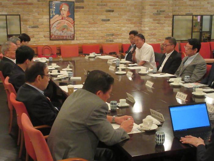 群馬県知事と県内12市町との朝食会の様子