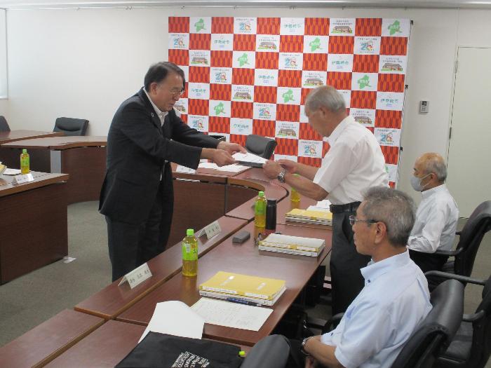 特別養護老人ホーム等設置候補者選定委員委嘱状交付式の様子
