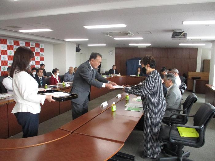 安心安全まちづくり市民協議会委嘱状交付式の様子