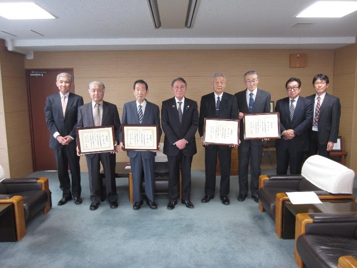 選挙管理委員会委員の退任に伴う感謝状贈呈式の様子