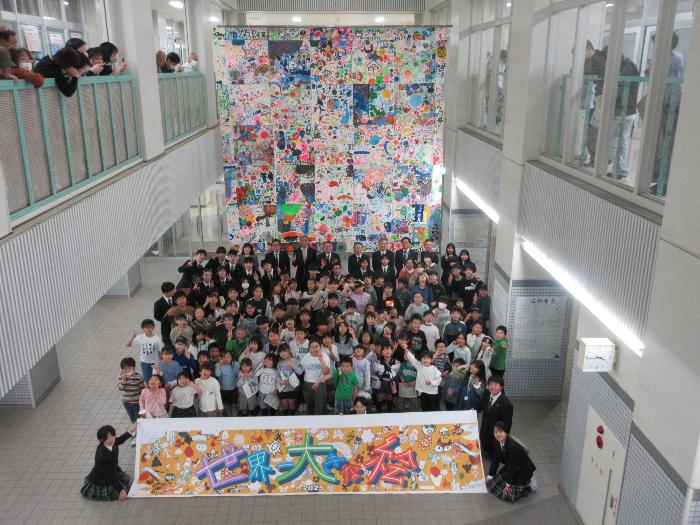 世界一大きな絵2025プロジェクト完成披露式の様子