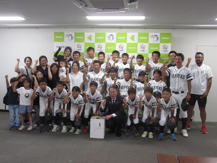 小学生軟式野球チーム伊勢崎南ホークス所属選手の市長表敬訪問の様子