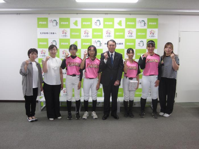 中学女子軟式野球チームプリンセッサ群馬所属選手の市長表敬訪問の様子