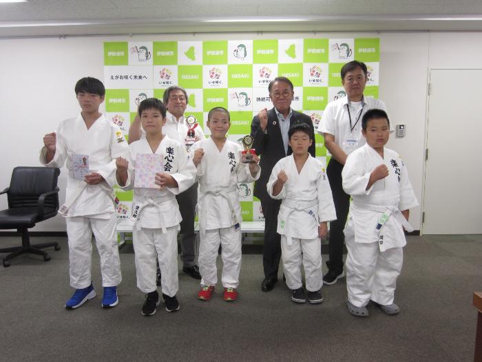伊勢崎市少年柔道クラブ楽心会市長表敬訪問の様子