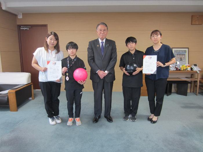 全国ボウリング競技大会入賞小学生の市長表敬訪問の様子
