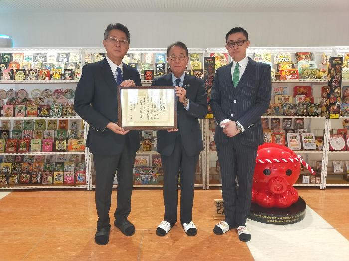 まるか食品株式会社へ感謝状贈呈の様子